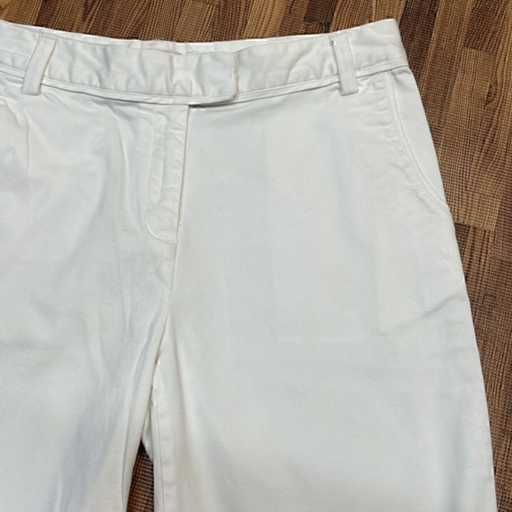 Lady Hagen woman’s Bermuda shorts. White. Size 4. - Picture 3 of 9